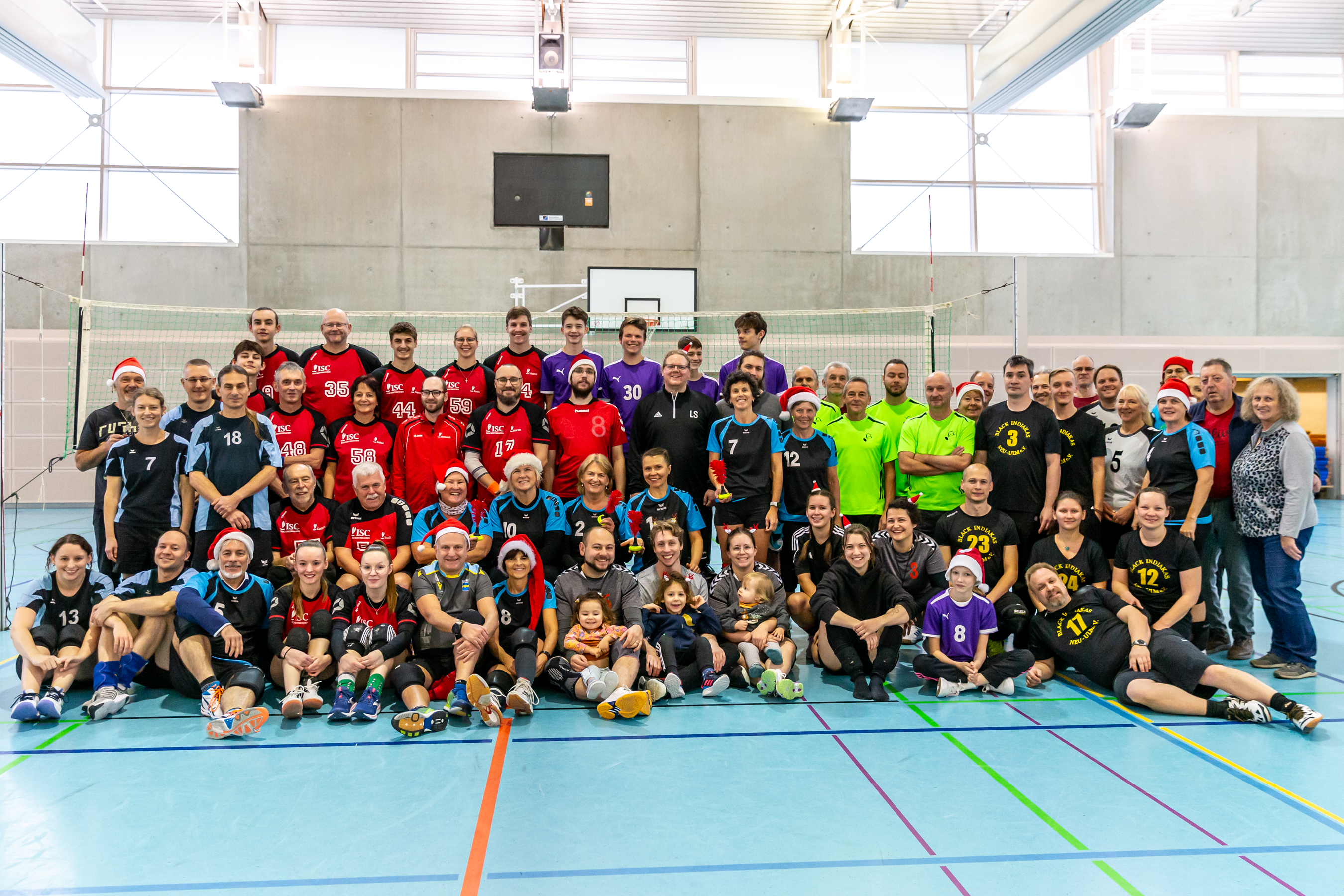 Gruppenfoto aller teilnehmenden 11 Mannschaften aus 7 Vereinen aus ganz Bayern.