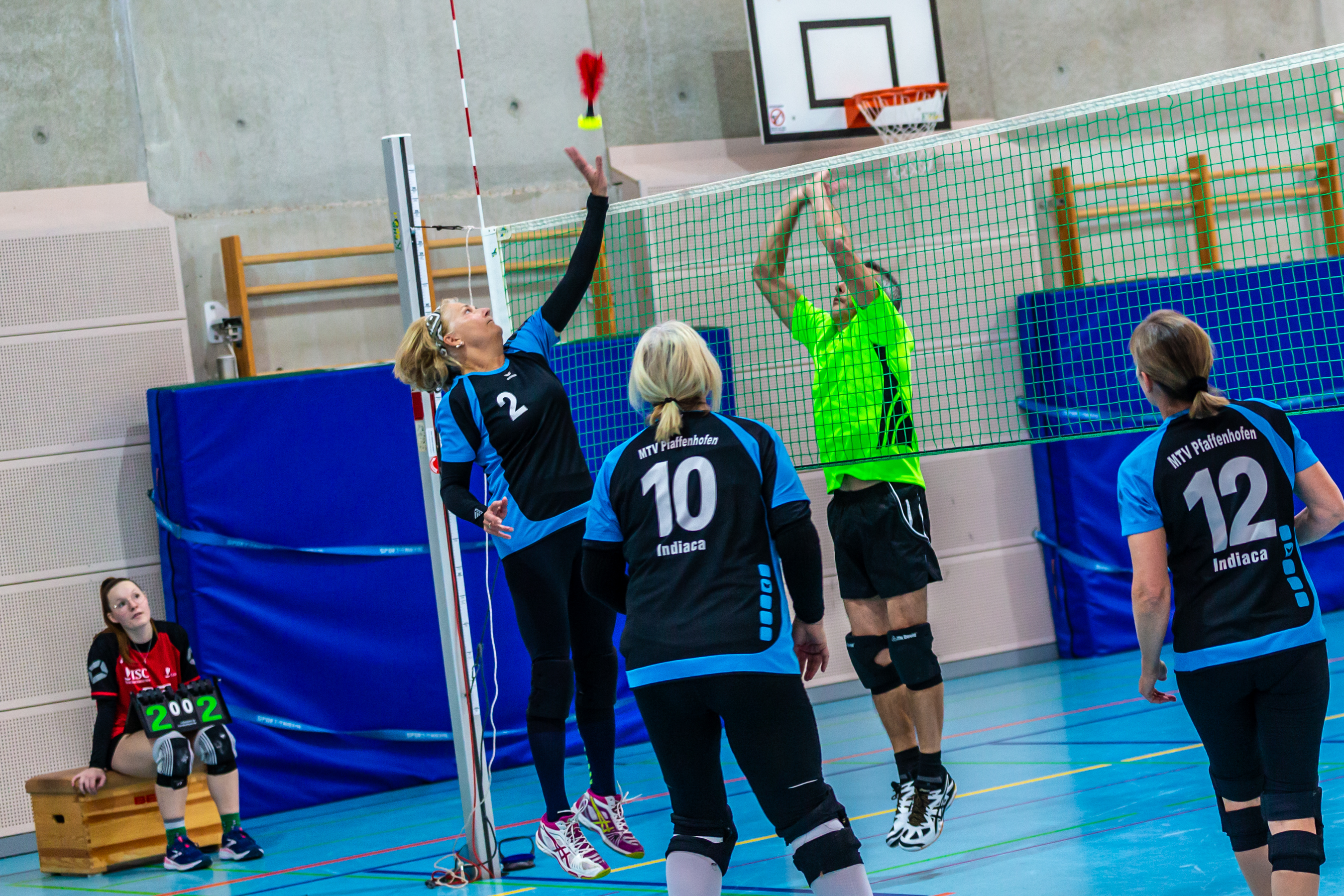 MTV 1 (Jutta Thalhammer, Nr. 2, links) gegen TSV Oettingen.