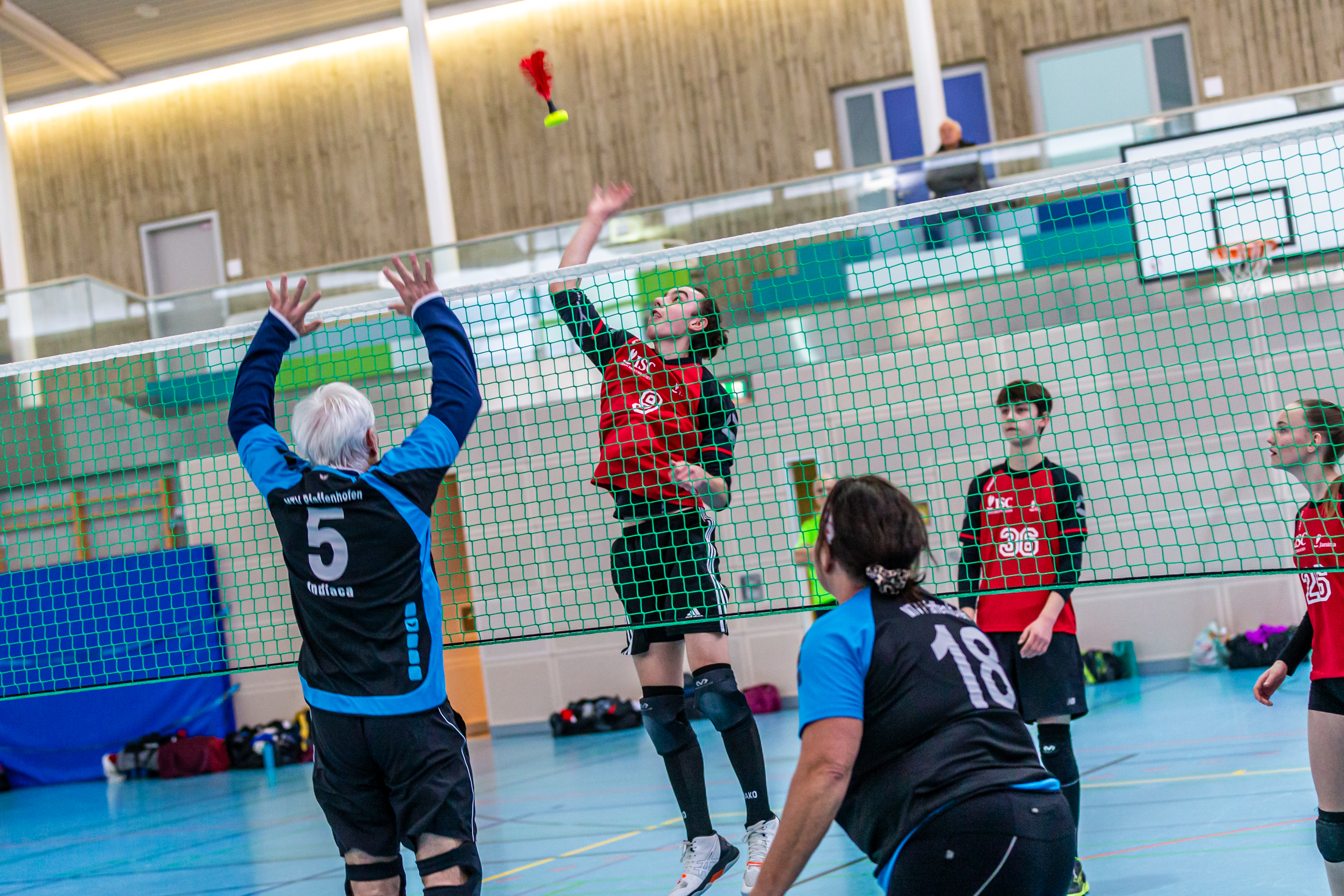 MTV 2 (Frank Stolle, 5, links, Block) gegen Tim Willert (9) vom ISC Reichertshausen 1.