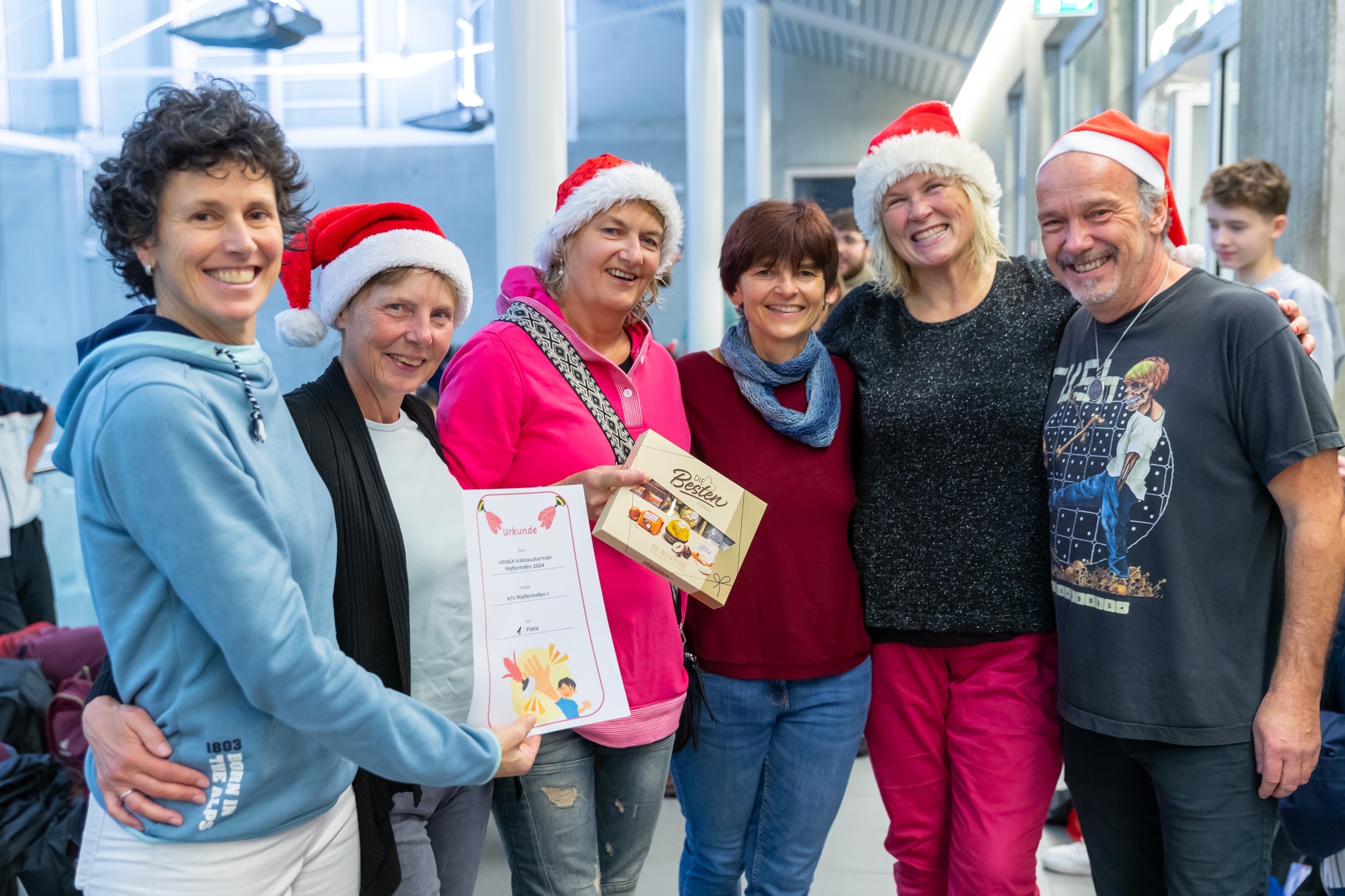 Siegerehrung 1. Platz mit Erika Buchberger, Gabi Reiling, Jutta Thalhammer, Beate Kraus, Uschi Rothenhäusler, Ludwig Neumeier, AbtLeiter Indiaca MTV Pfaffenhofen.