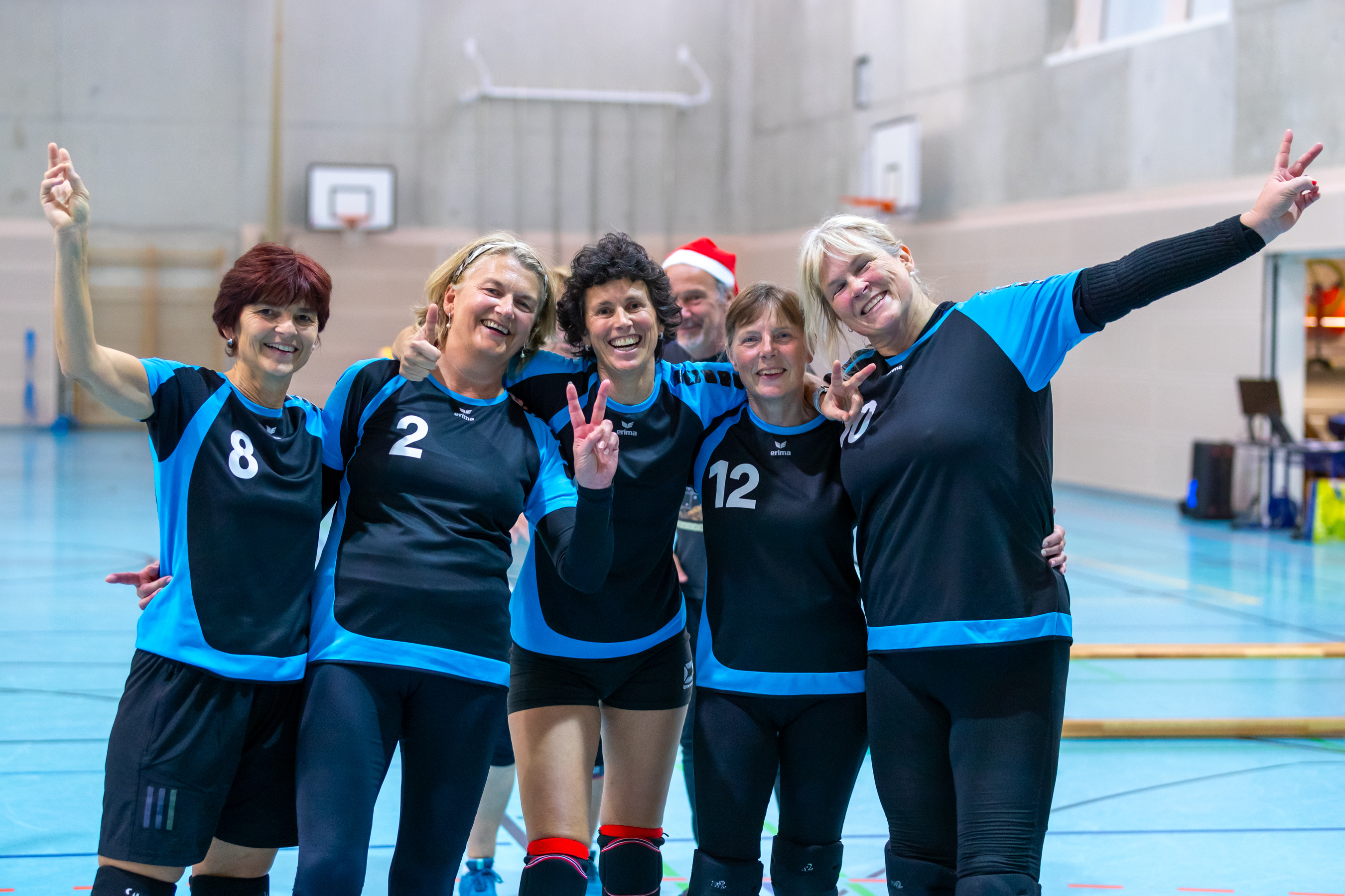 Siegerteam MTV Pfaffenhofen 1 mit Beate Kraus, Jutta Thalhammer, Erika Buchberger, Gabi Reiling, Uschi Rothenhäusler. Im Hintergrund: Ludwig Neumeier.