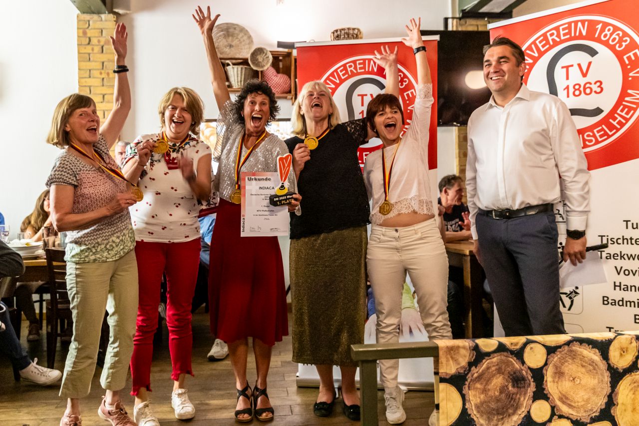 Siegerehrung des Deutschen Meisters durch Timo Horst (Sportdezernent) mit v.l.n.r.: Gabi Reiling, Jutta Thalhammer, Erika Buchberger, Uschi Rothenhäusler und Beate Kraus. (Foto von Ivana Cesarec).