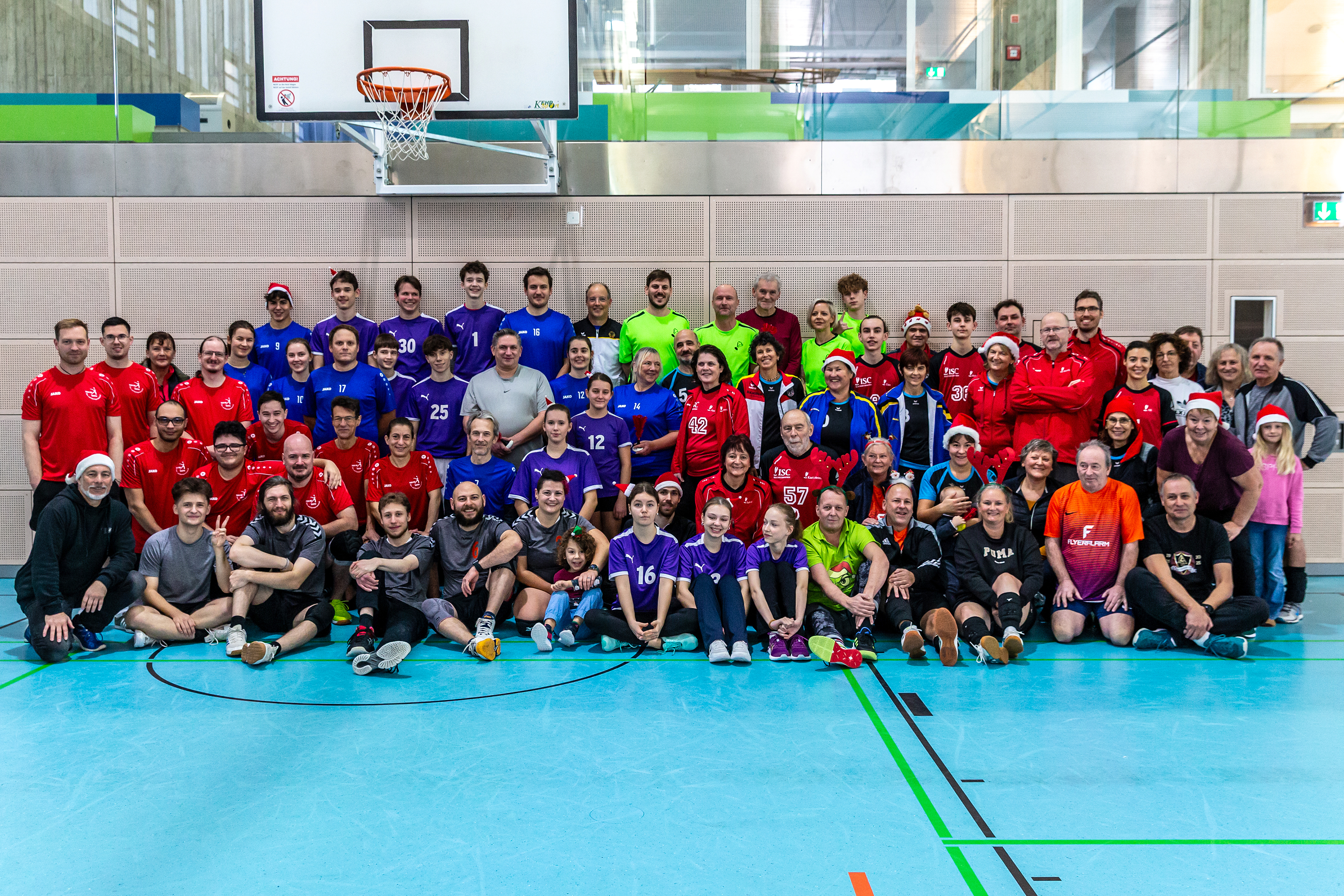 Gruppenfoto aller teilnehmenden 12 Mannschaften aus 7 Vereinen aus ganz Bayern. 
