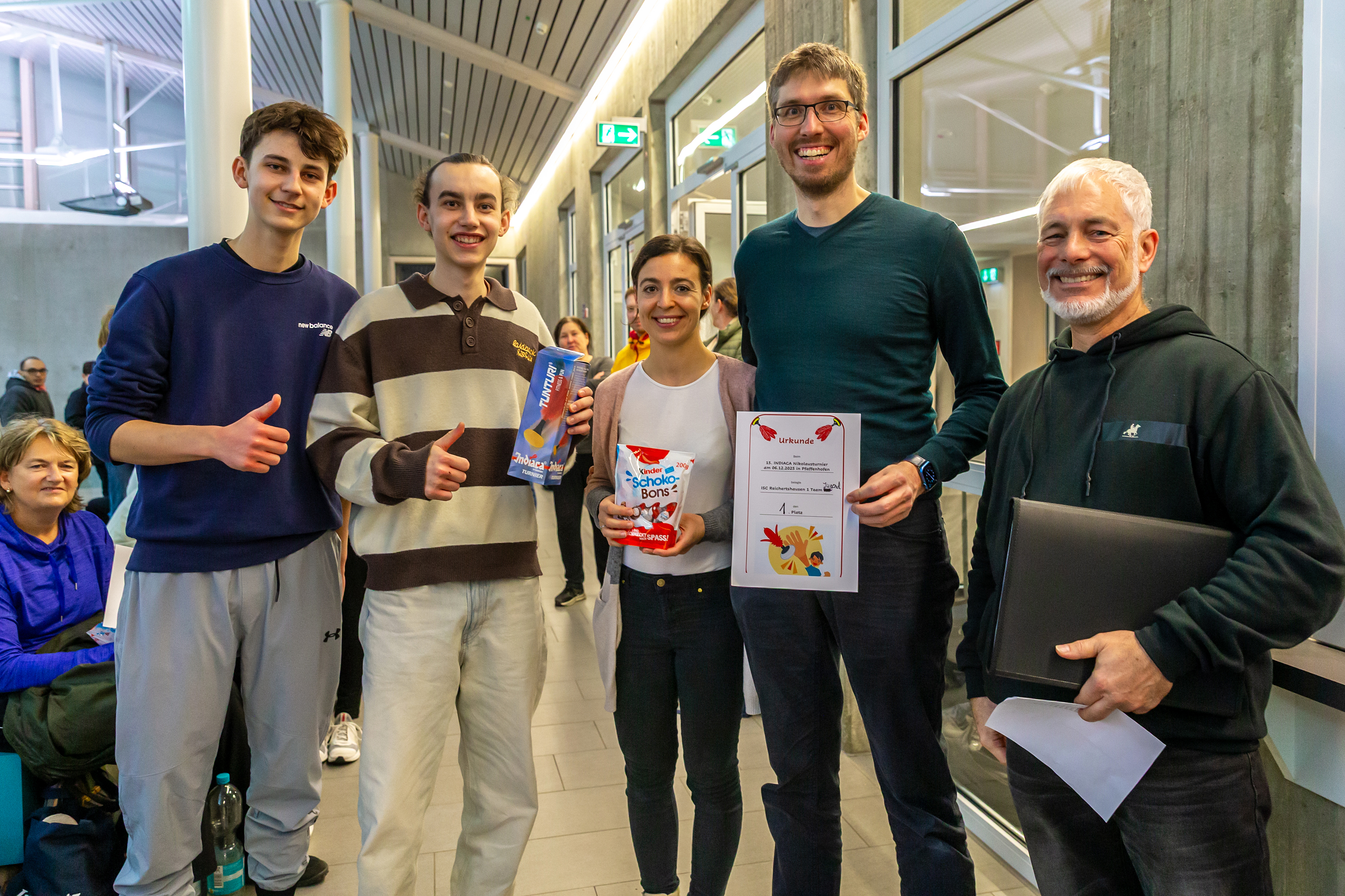 Turniersieger „ISC Reichertshausen 1 Team Jugend“, rechts Turnierleiter Frank Stolle.